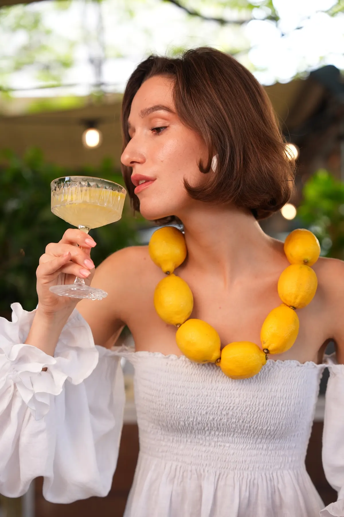 Guest with an aperitivo and a lemon necklace
