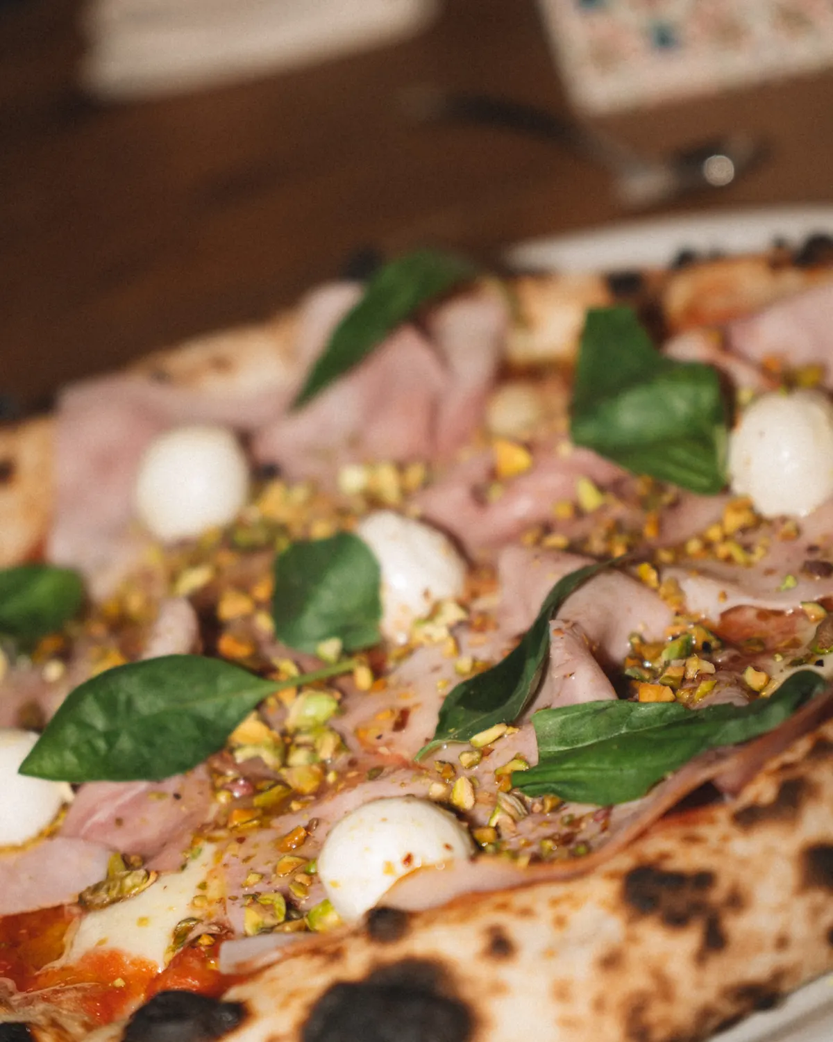 Pizza prosciutto cotto with mini mozzarella and pistachios